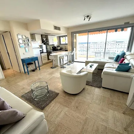Seaview Retreat 1br With Terrace Appartement